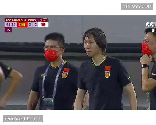 张玉宁出门那阵仗也太讲究了，一群助理拖着行李箱像明星出街